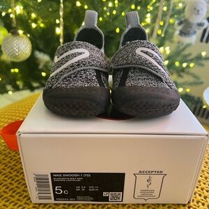 NIKE SWOOSH 1, Black/Wolf Grey/White, SIZE 5C